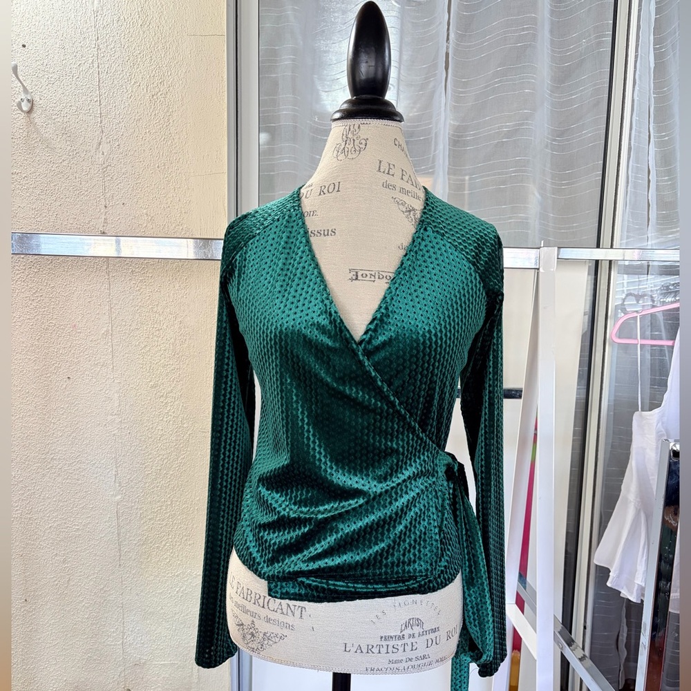 Kada Women’s Velvet Pine Green Classic Wrap Long Sleeve Blouse Size Small New